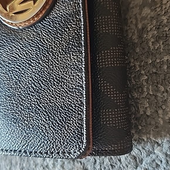 Authentic Wallet - Picture 9 of 10